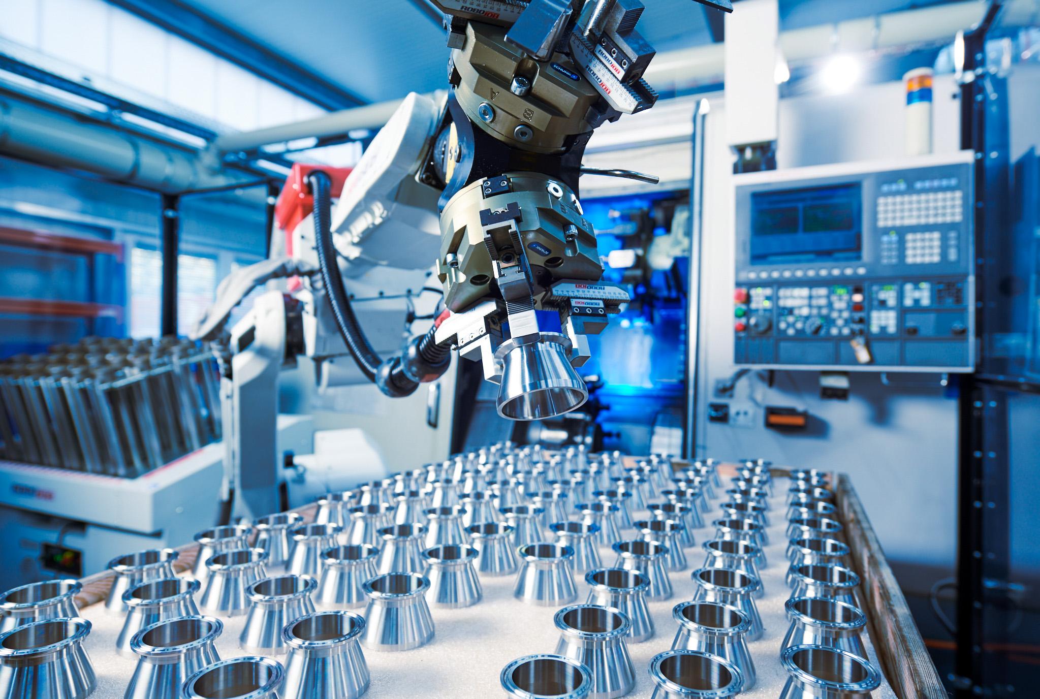 OKUMA LT300 wird mit Roboter bedient